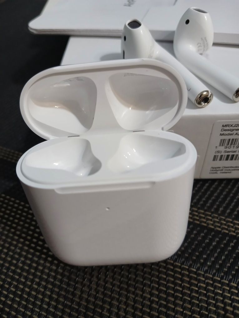 AirPods Wireless Charging Case