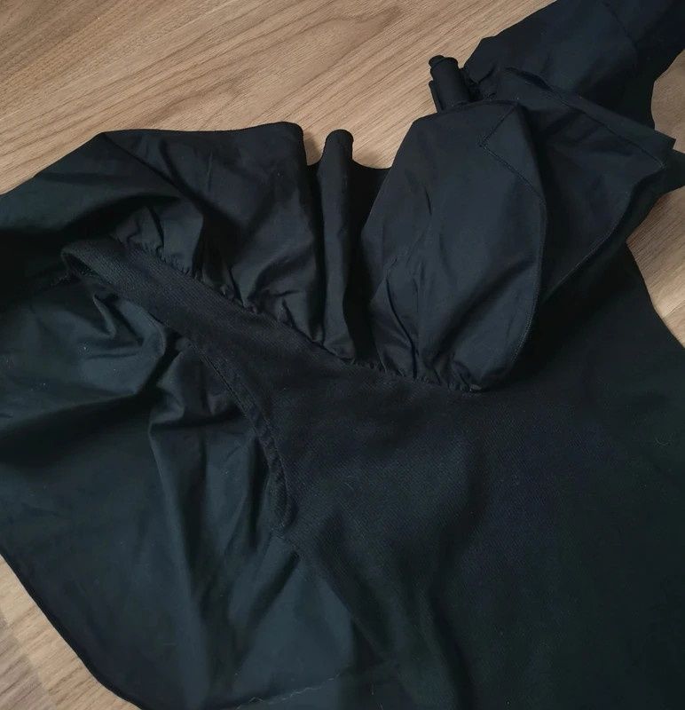 Dopasowana czarna sukienka z falbaną roz. XS/S