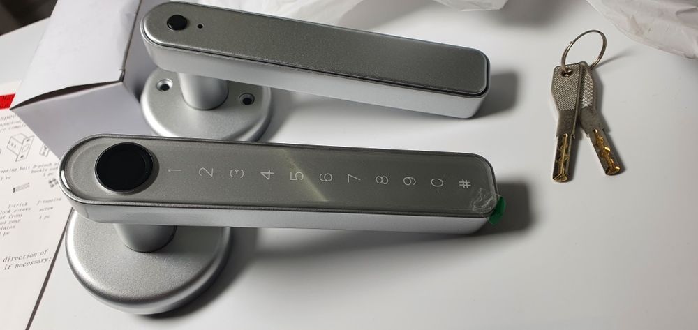 "Smart Lock" elektroniczny zamek na PIN / odcisk palca / smartfon