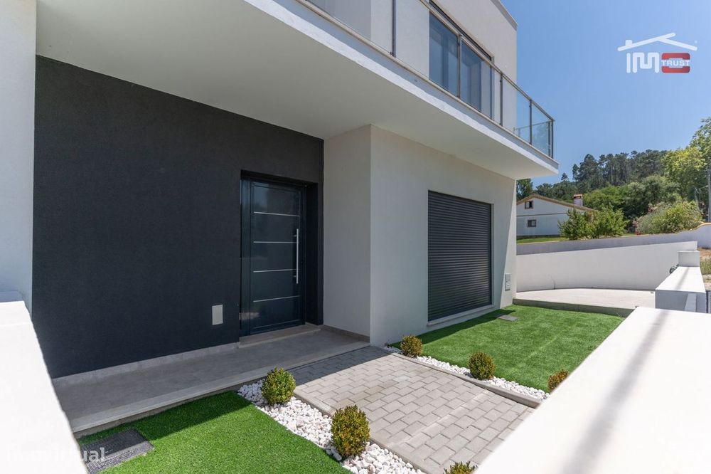 Moradia Geminada T3 inserida num terreno de 3.861 m2 em Ourém  PRES...