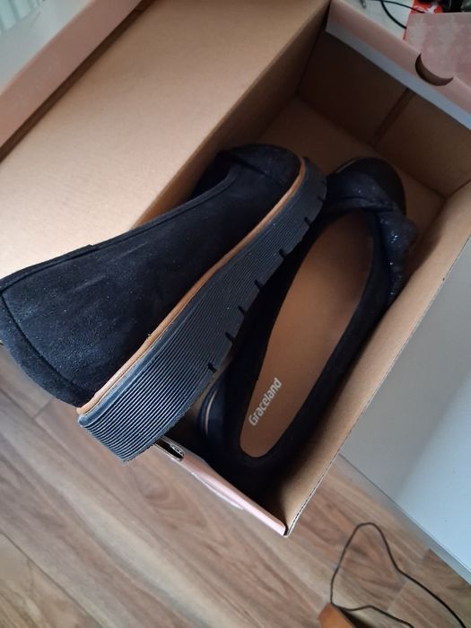 buty zamszowe na koturnie