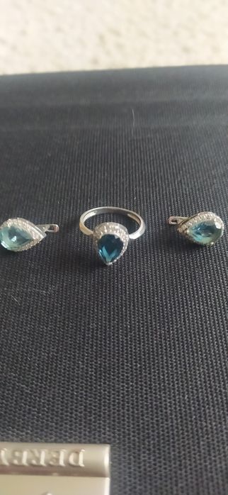 Коипмплект ювелирных украшений  серьги и кольцо из белого золота !