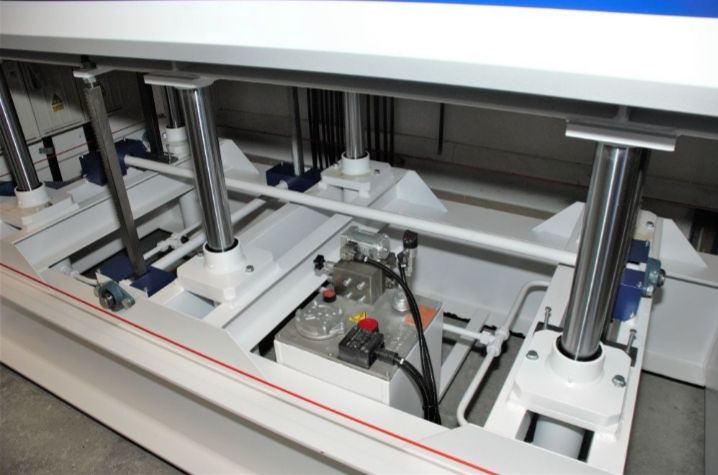 Prasa półkowa do forniru OMC 2500x1300mm 90 ton