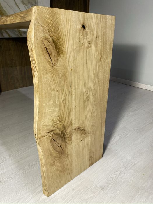 Bancada tipo L de madeira maciça.