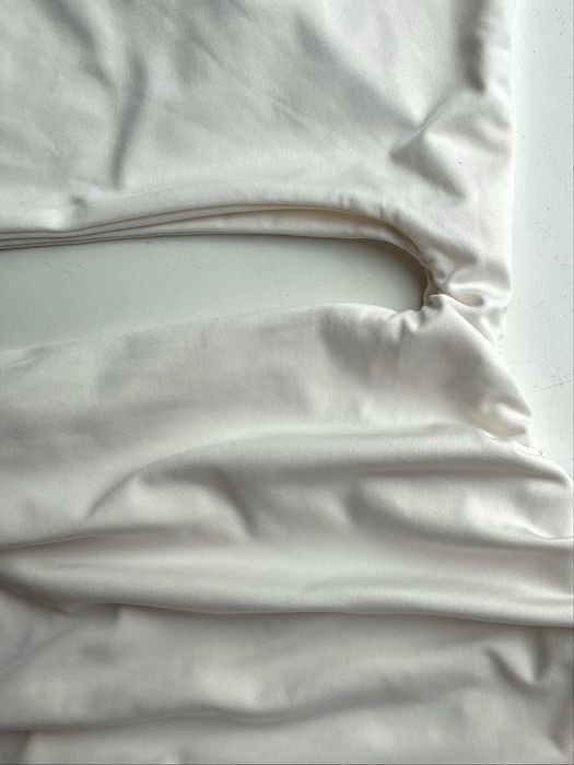 Біла сукня на одне плече з вирізом