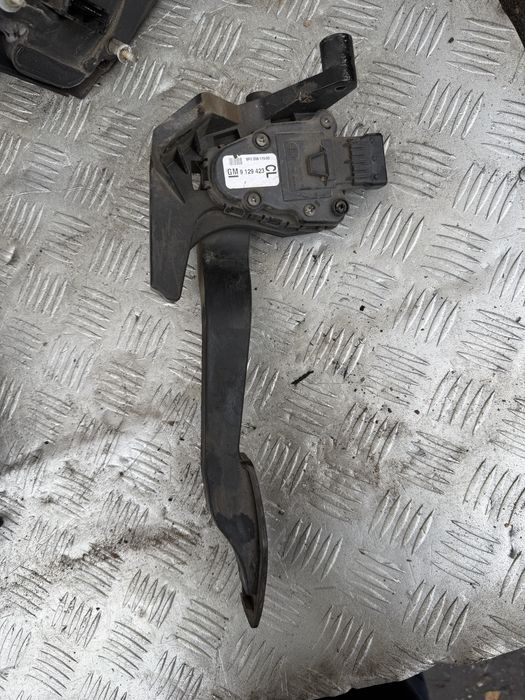 Педаль газа Opel Combo C номер 9129423
