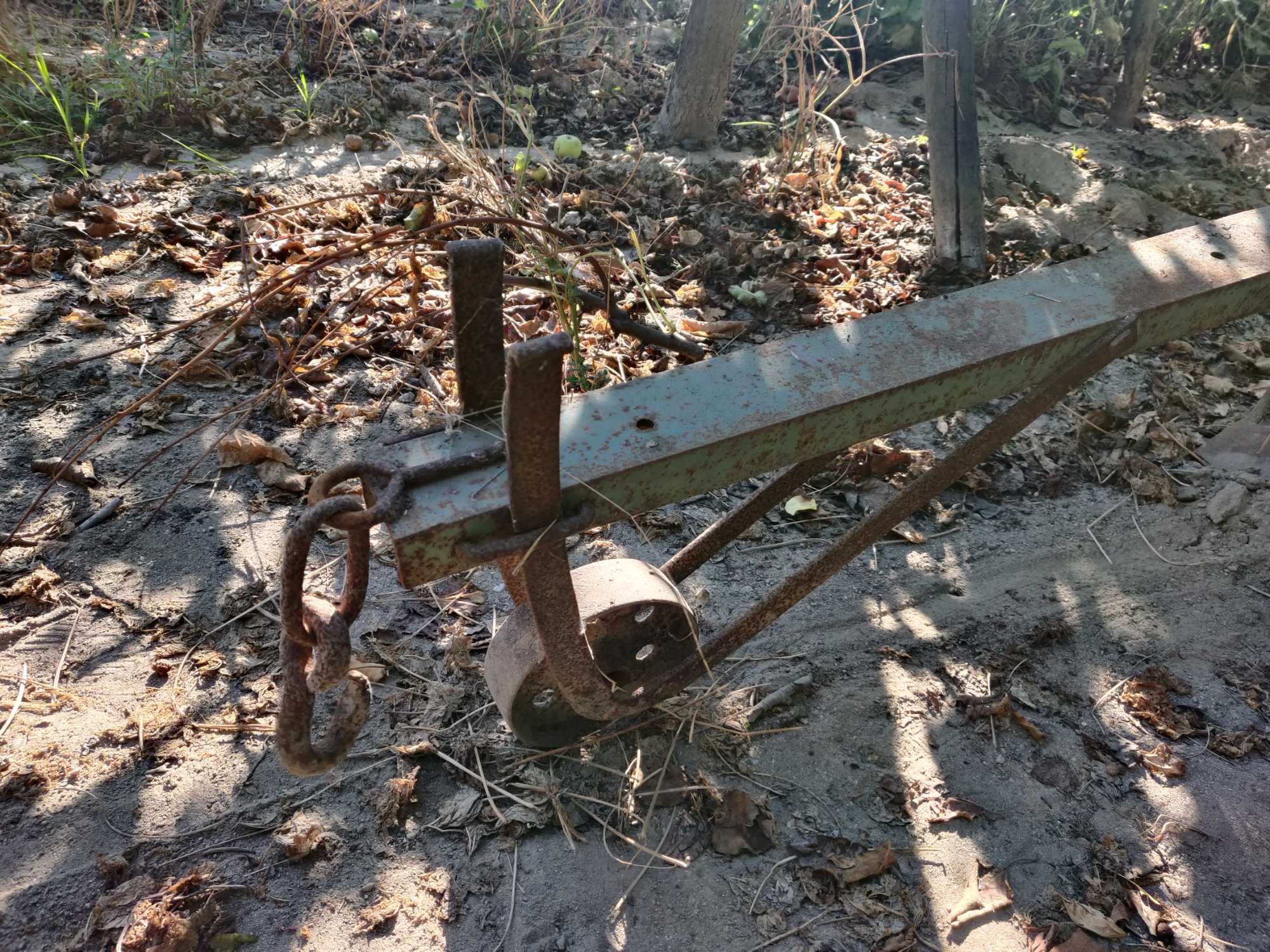 Arado antigo em ferro com pegas em madeira