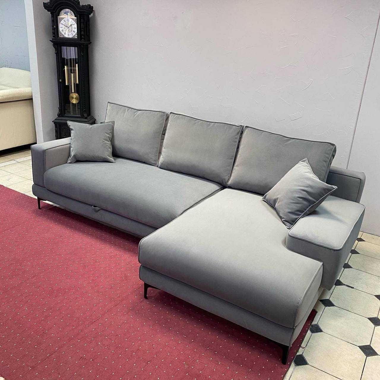 Новий диван з подушками