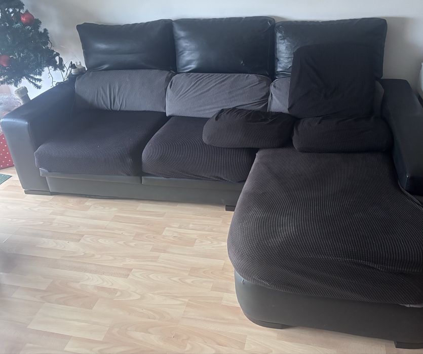 Urgente despachar sofa em pele sintetica preta chaise longue