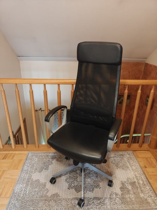 Fotel biurowy IKEA MARKUS – wygodny, obrotowy, z regulacją