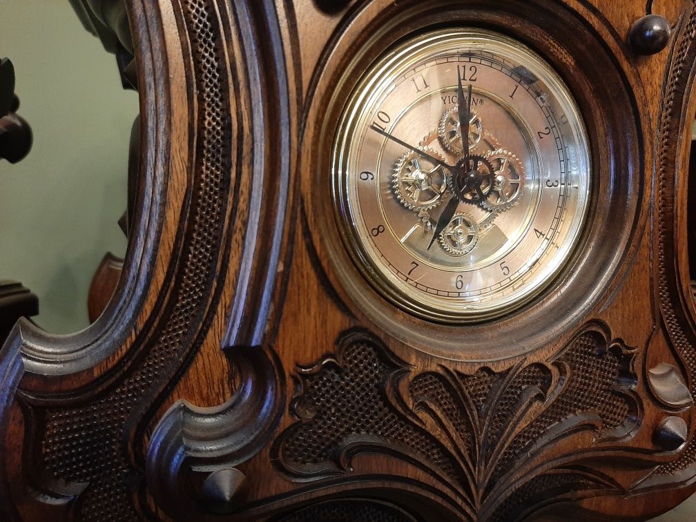 Zegar drewniany - minibarek w formie powozu.