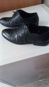 Продам мужские кожаные туфли р.41. - 2-х видов-черные и кремовые.