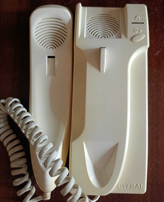 Домофон настенный и на тумбочку.