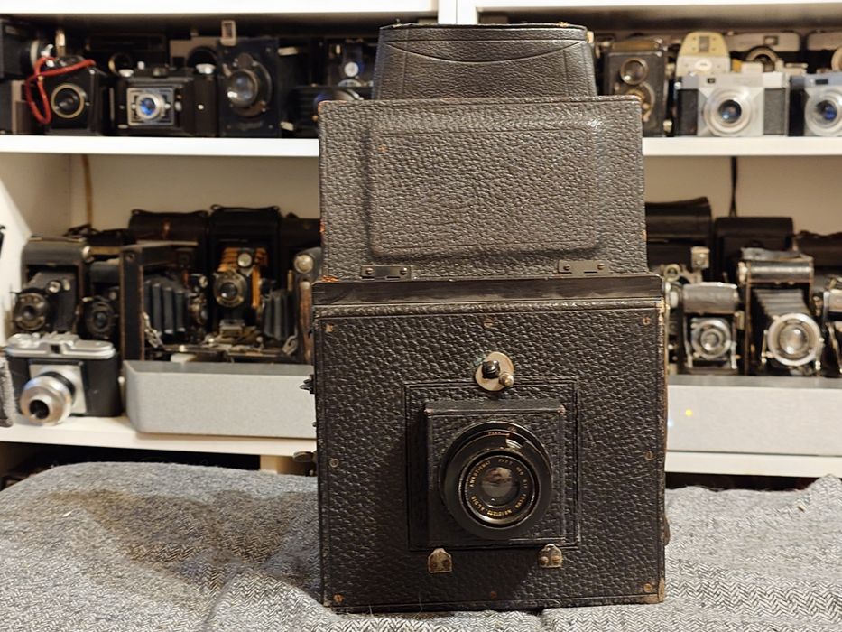 Zabytkowy aparat fotograficzny z początku XX wieku