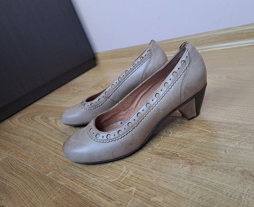 Світлі жіночі шкіряні туфлі на низькому каблуці