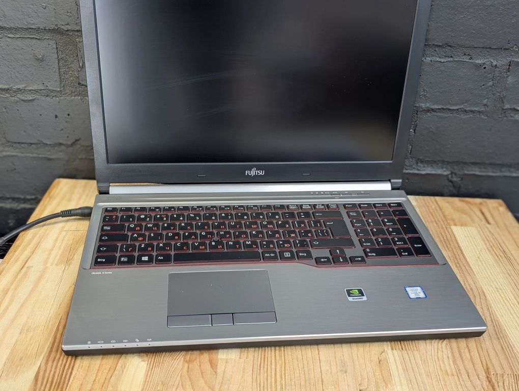 Потужна мобільна робоча станція Fujitsu H760  для ігор  та роботи!