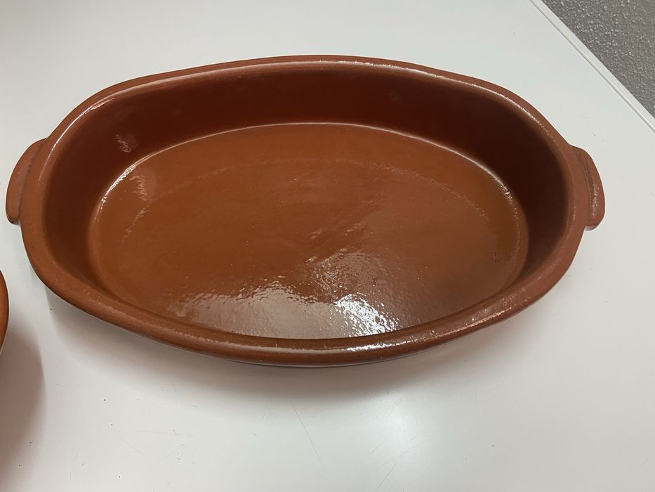 Dois tabuleiros de barro e um guarda joias pintado