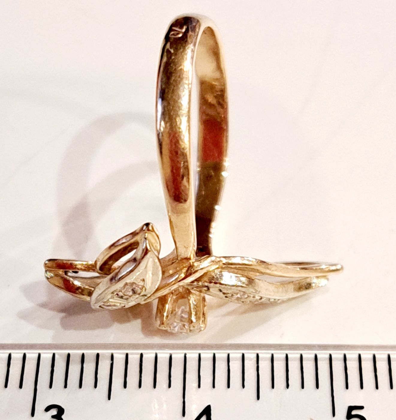 Золотое кольцо с бриллиантами. 3,36 грм