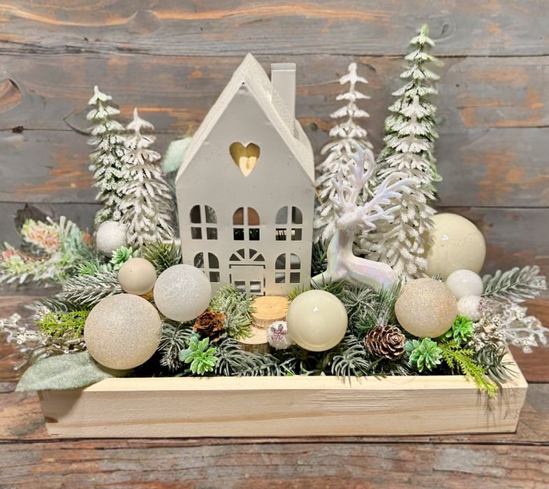 Stroik świąteczny z domkiem i oświetleniem led w odcieniu bieli