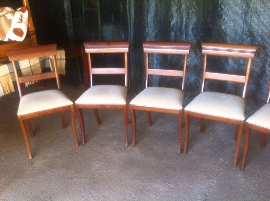Mesa e 6 cadeiras de madeira maciça