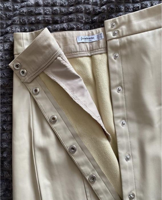 Спідниця бежевого кольору