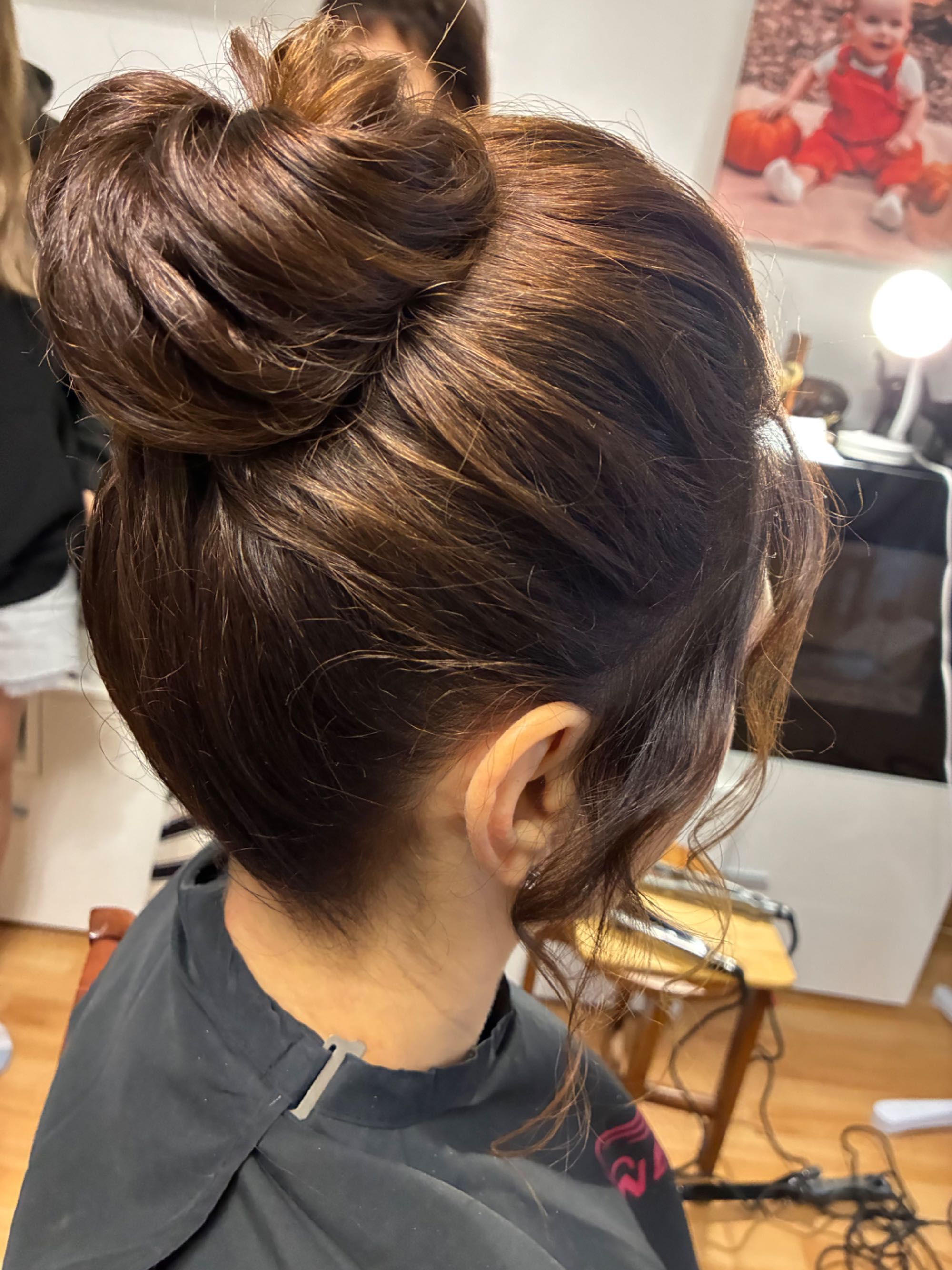 Cabeleireira , penteado de casamento, maquiagem.