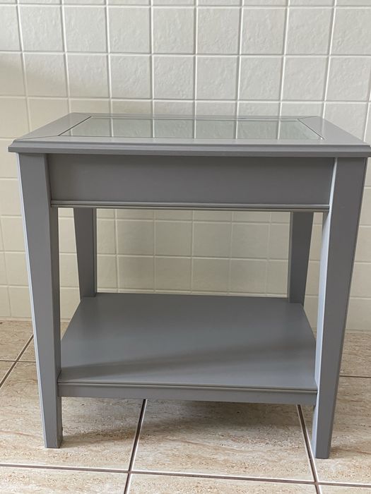 Stolik IKEA z szklanym blatem – szary liatorp