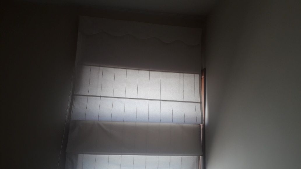 Cortinas em tecido, bom estado de conservação.