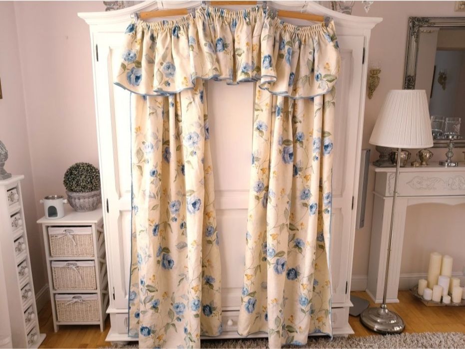 Komplet zasłon szytych na wzór angielski: 2 kotary+lambrekin
