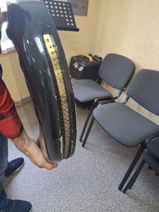 Продам бандуру з перемикачами
