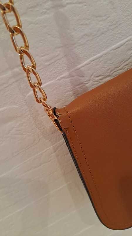 Brązowa mała torebka crossbody przez ramię z paskiem i łańcuszkiem