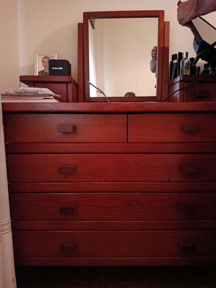 Mobilia de quarto em madeira maciça
