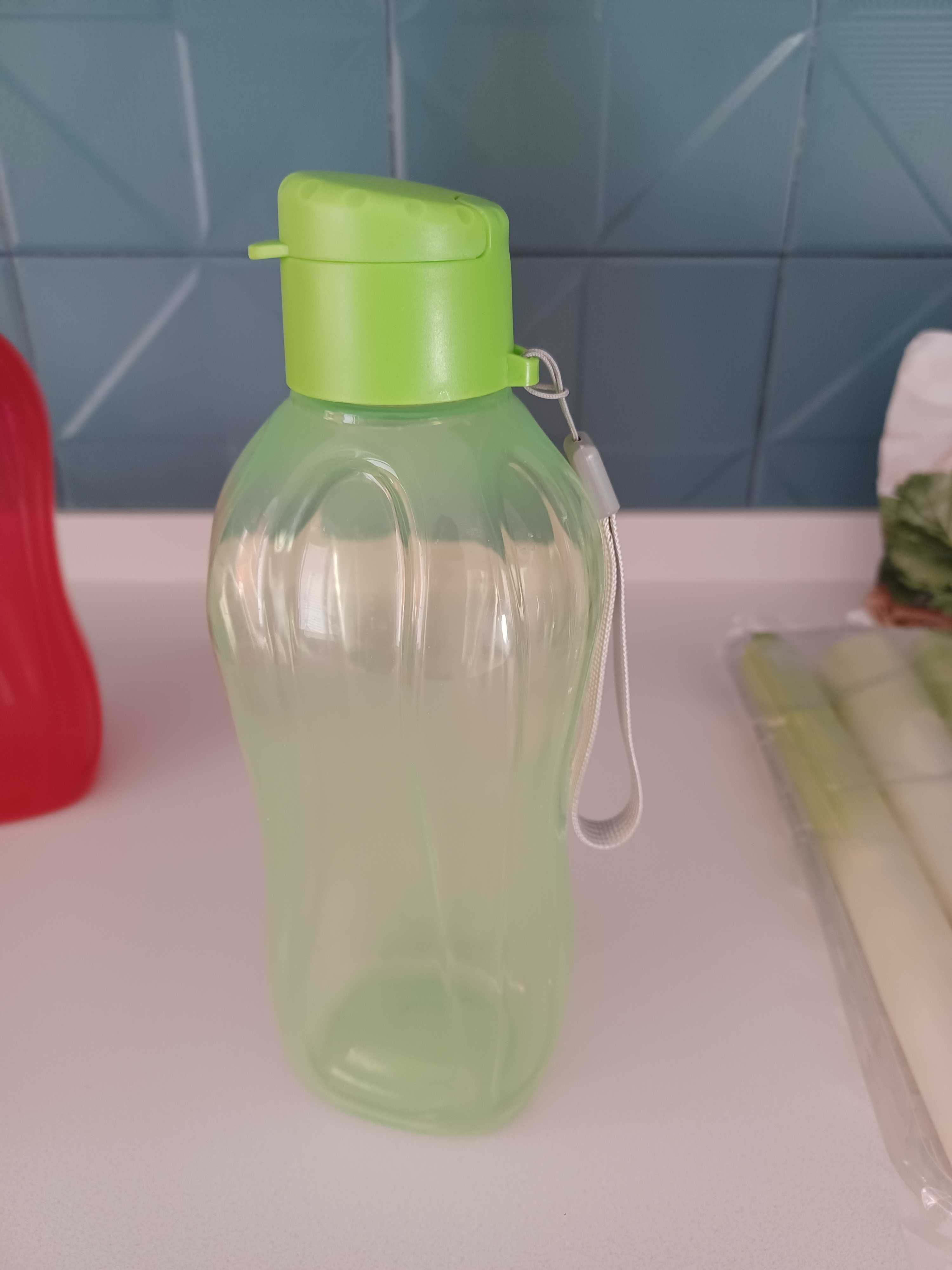 2 copos plástico - Verde e Encarnado - 700 ml - Novos