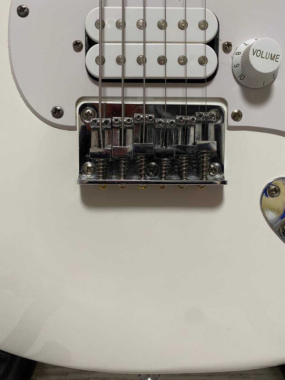 Squier by Fender Stratocaster (HSS)