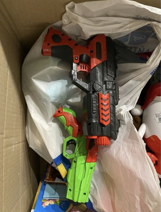 Коробка игрушек и книг