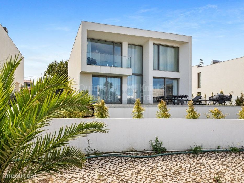 Moradia T4 com jardim, piscina e vista mar em Fontanelas, Sintra