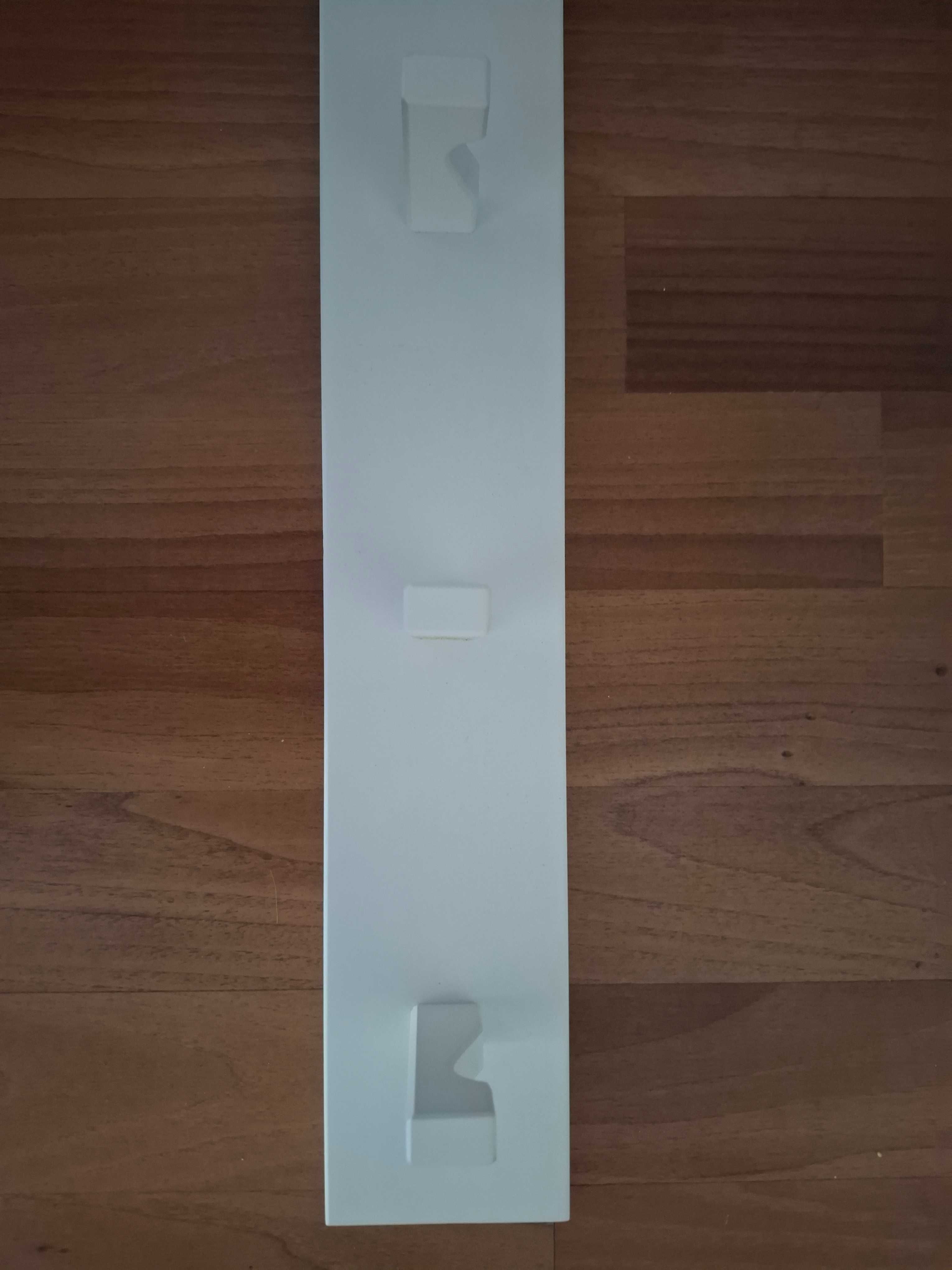 Cabide branco Ikea com 7 ganchos