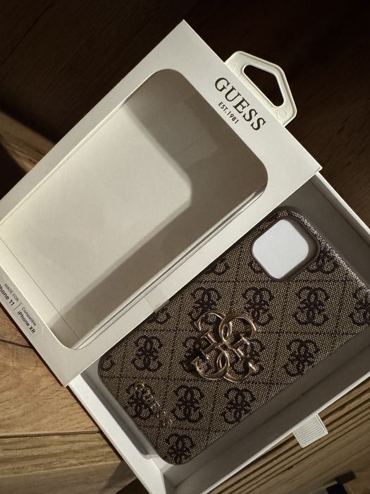 Etui GUESS Iphone 11 logowane brązowe case na telefon
