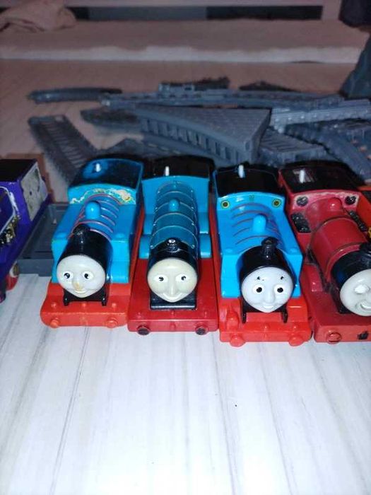 zestaw lokomotywy i jeden wagonik z serii Tomek i przyjaciele Mattel