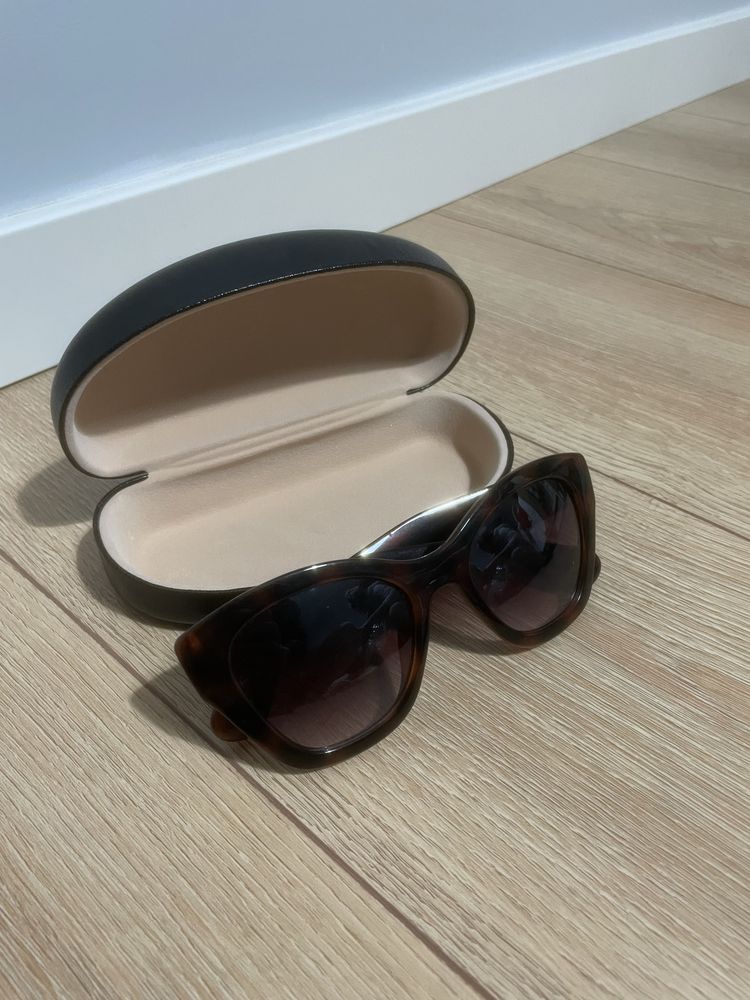 Óculos de sol pouco utilizados