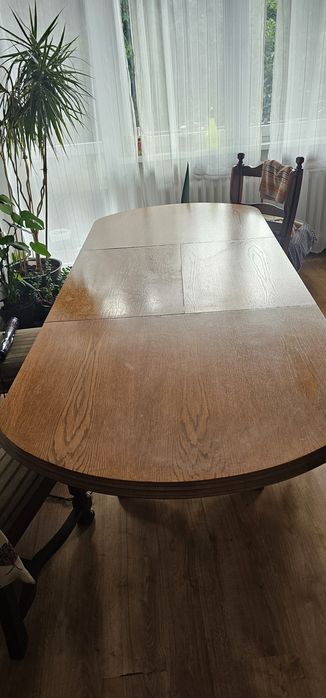 4 krzesła I rozkładany stół.