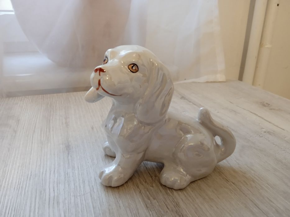 Porcelanowy piesek figurka