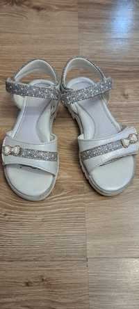 Buty dla dziewczynki biało srebrne sandały