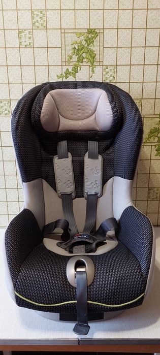 Автокресло детское Chicco artsana universal 9-18 кг