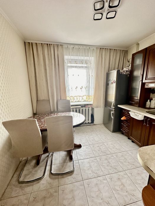 Продаж затишної 2 кімнатної квартири на Митниці