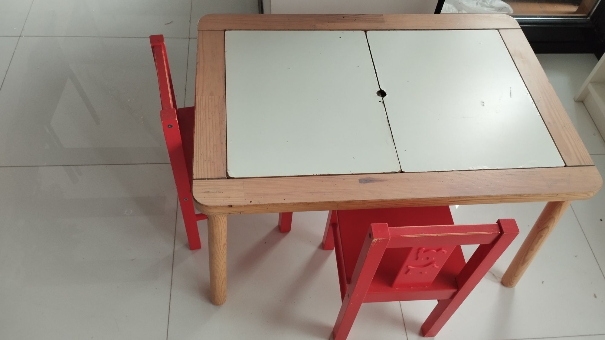 Zestaw IKEA – stolik FLISAT + 2 czerwone krzesła KRITTER + 2 pojemniki
