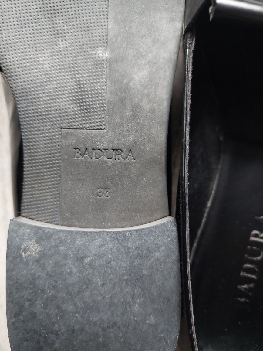 Buty damskie mokasyny z frędzlami czarne ze skóry lakierowane Badura