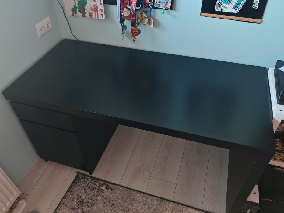 Czarne biurko Ikea MALM