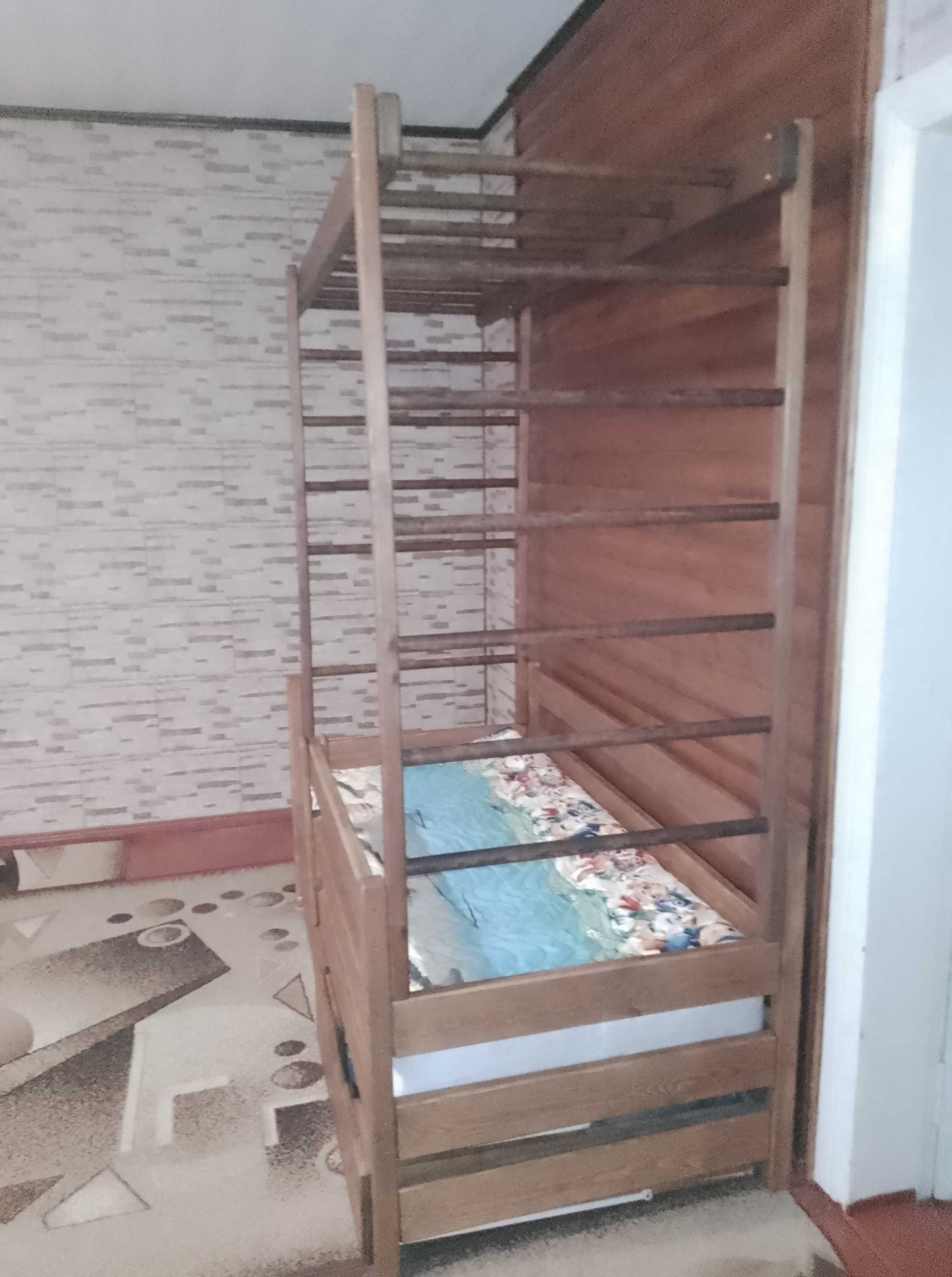 Ліжко дитяче з дерева і розвиваючою драбиною