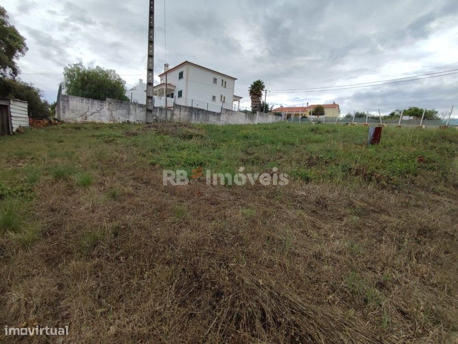 Lote com 1410 m² e furo - Tomar